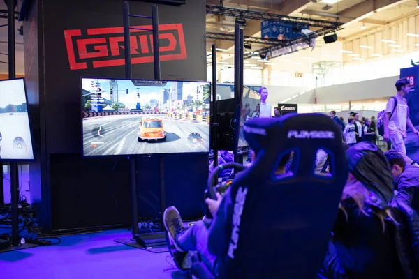 As pessoas estão jogando no jogo GRID no PGA2019 — Fotografia de Stock