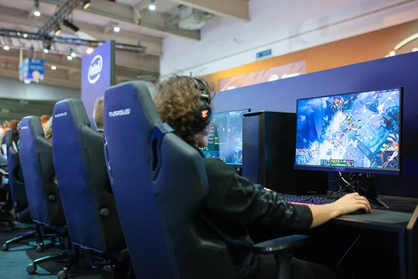 People are playing League of Legends at PGA2019 — Stock Photo, Image