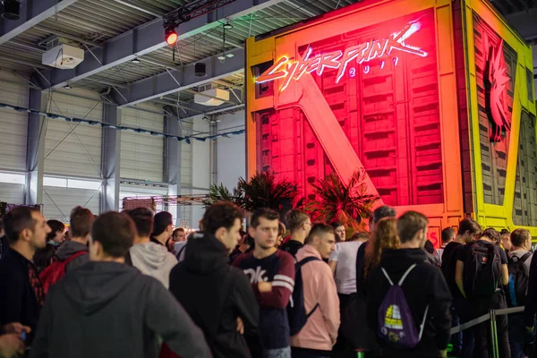 Pessoas esperando o show de jogos fechados Cyberpunk 2077 no PGA2019 — Fotografia de Stock