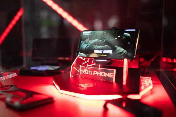 Rog telefon az üvegablak mögött a Pga2019-en — Stock Fotó