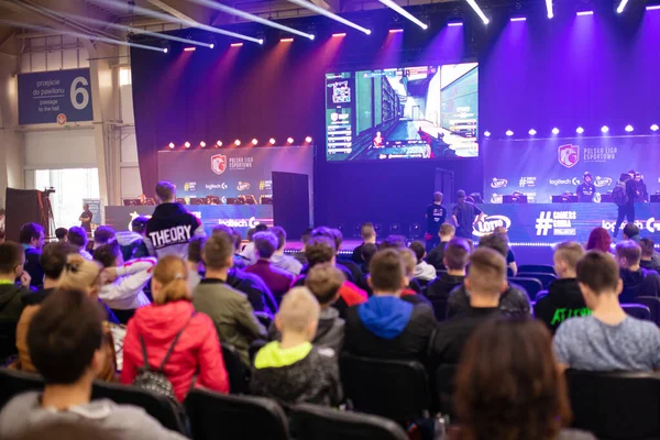 As pessoas estão assistindo torneios CS: GO no PGA2019 — Fotografia de Stock