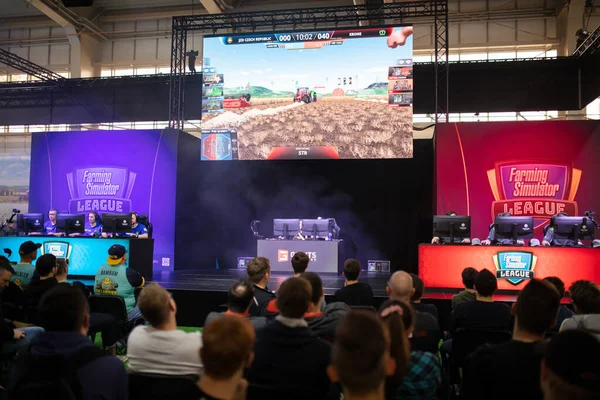 Pessoas assistindo torneio simulador Farming no PGA2019 — Fotografia de Stock