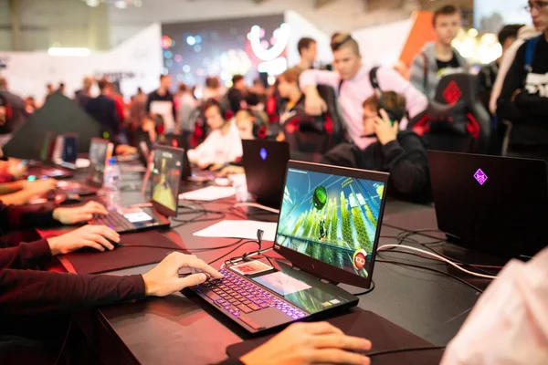 People are playing on laptops for players at the PGA2019 — Stock Photo, Image