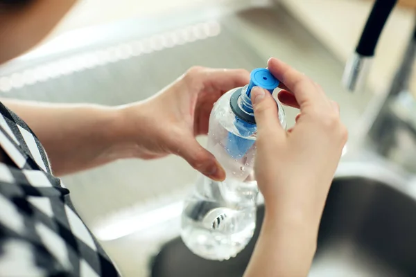 Lägga Kolfiltret Flaskan Kvinnan Sätter Kolfilter Den Återanvändbara Flaskan Med — Stockfoto