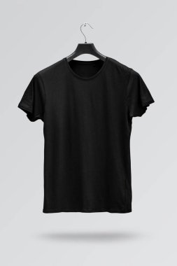 Beyaz arka planda izole edilmiş bir askıda siyah erkek pamuk tişörtünün ön tarafı. Parmak izi olmayan tişört