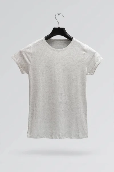 灰色の背景に隔離されたハンガーに女性用グレーのメランジュコットンTシャツのフロント側 Tシャツ Print — ストック写真