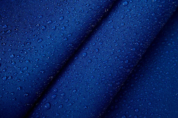 Streszczenie Tła Tkaniny Hydrofobowej Krople Wody Pogniecioną Niebieską Tkaninę — Zdjęcie stockowe
