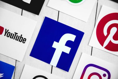 WROCLAW, POLAND - 29 Ağustos 2020: Ahşap zeminde Facebook logosu olan sosyal medya sembolleri. Facebook, Menlo Park, Kaliforniya merkezli bir Amerikan çevrimiçi sosyal medya hizmetidir.