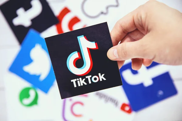 WROCLAW, POLAND - 29 Ağustos 2020: TikTok logosu başka bir sosyal medya sembolünün üzerinde duruyor. TikTok bir Çin video paylaşım sosyal ağ hizmetidir.