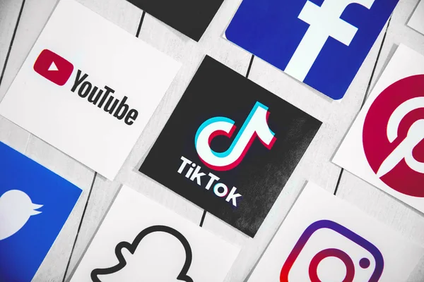 Wroclaw Polónia Agosto 2020 Símbolos Mídia Social Com Logotipo Tiktok Fotos De Bancos De Imagens