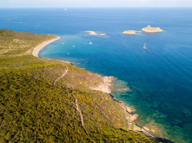 Adaları'nın Finocchiarola, Mezzana, A Terra, Cap Corse Yarımadası, Corsica havadan görünümü. Tiren Denizi, Rogliano Belediyesi parçası olan Uninhabited Adaları. Fransa. Teknelerden ve bir koyda demirlemiş teknelerin 