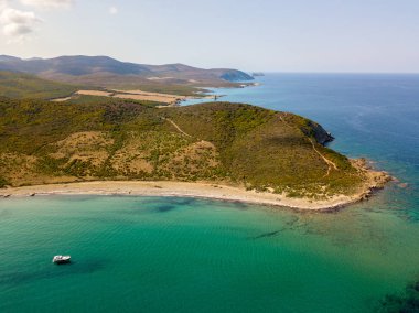 Adaları hava görünümünü plaj, Cap Corse Yarımadası, Macinaggio, Corsica, Fransa. Yolu gümrük memurları, bitki örtüsü ve Akdeniz maki. Sentier du Douanier. Bir koyda Cap Corse Yarımadası Yelkenli ve tekne palamarla. Kıyı şeridi