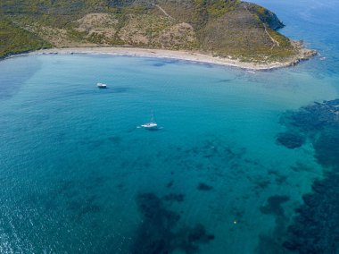 Adaları hava görünümünü plaj, Cap Corse Yarımadası, Macinaggio, Corsica, Fransa. Yolu gümrük memurları, bitki örtüsü ve Akdeniz maki. Sentier du Douanier. Bir koyda Cap Corse Yarımadası Yelkenli ve tekne palamarla. Kıyı şeridi