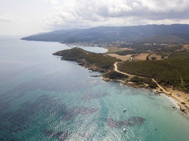 Yolun gümrük memurları, bitki örtüsü ve Akdeniz bush, Corsica, Fransa hava görünümünü. Deniz ve yukarıda da görüleceği bitki örtüsü, taş ve kayalar. Sentier du Douanier. Capo Corso