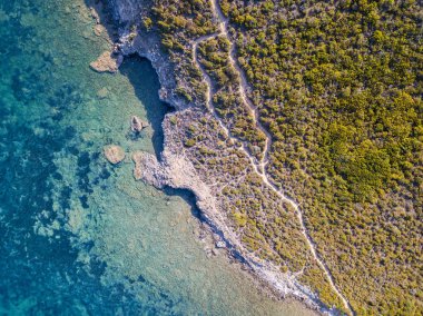 Yolun gümrük memurları, bitki örtüsü ve Akdeniz bush, Corsica, Fransa hava görünümünü. Deniz ve yukarıda da görüleceği bitki örtüsü, taş ve kayalar. Sentier du Douanier. Capo Corso