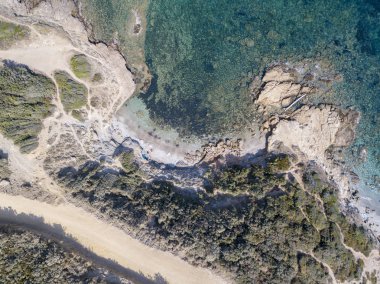 Yolun gümrük memurları, bitki örtüsü ve Akdeniz bush, Corsica, Fransa hava görünümünü. Deniz ve yukarıda da görüleceği bitki örtüsü, taş ve kayalar. Sentier du Douanier. Capo Corso