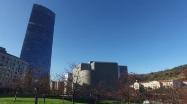 Dış görünümü Bilbao şehir bahçeleri. 01/25/2017. İspanya. Iberdrola gökdelenler, park, Bilbao Guggenheim Müzesi, çağdaş sanat sergisi. 