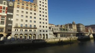 Bilbao, İspanya'nın ortasındaki Nervion Nehri'ne bakan saraylar. 01/25/2017. La Concordia Tren İstasyonu