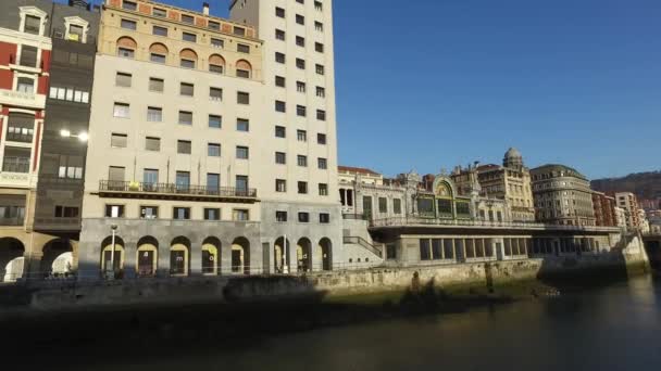 ビルバオ スペインの中心のネルビオン川を見下ろす宮殿 2017 コンコルディア駅 — ストック動画