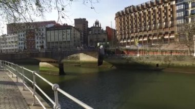 Bilbao, İspanya'nın ortasındaki Nervion Nehri'ne bakan saraylar. 01/25/2017. 