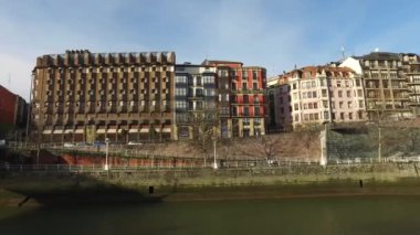 Bilbao, İspanya'nın ortasındaki Nervion Nehri'ne bakan saraylar. 01/25/2017.