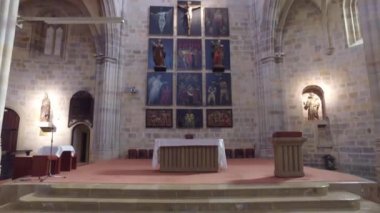 St. Anton Kilisesi. Bilbao, İspanya. 01/25/2017. Kilise, sunak ve Orta nefin iç. Bir ışık ışını tarafından aydınlatılmış haç asılı.