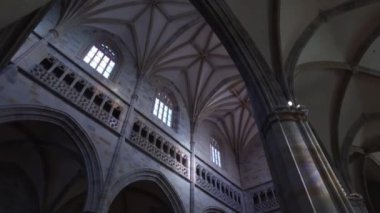 St. Anton Kilisesi. Bilbao, İspanya. 01/25/2017. Kilise, sunak ve Orta nefin iç. Bir ışık ışını tarafından aydınlatılmış haç asılı.
