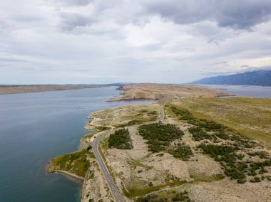 Hırvatistan Sahil dolambaçlı yollar ve koyları ile berrak deniz, hava görünümünü. Pag Island kıyıları