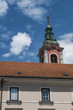 Slovenya, 24/06/2018: duyuru, Preeren Meydanı'nda 1646 1660 arasında inşa parish Ljubljana kilise Franciscan Kilisesi'nin çan kulesi