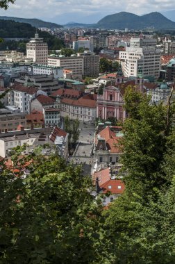 Slovenya, 24/06/2018: duyuru, Castle Hill şehir yukarıda görülen Preeren meydanında 1646 ve 1660 arasında inşa parish Ljubljana kilise Fransisken kilisesi havadan görünümü 