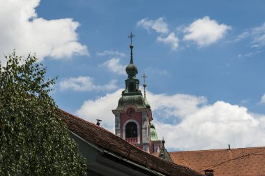Slovenya, 24/06/2018: duyuru, Preeren Meydanı'nda 1646 1660 arasında inşa parish Ljubljana kilise Franciscan Kilisesi'nin çan kulesi