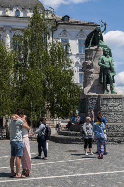 Slovenya, 24/06/2018: Ljubljana, Slovence Milli şair tarafından Ivan zajecO Preeren Meydanı'nda Fransa Preeren geç tarihselci bronz heykeli Preeren Anıtı önünde bir çift öpüşme
