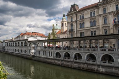 Slovenya, 24/06/2018: Ljubljana, nın başkenti şehir siluetinin Ljubljanica Nehri'nin Orta Çağ'Ljubija bilinen manzaralı görünüm