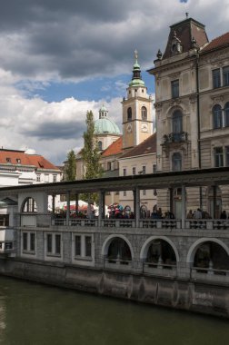 Slovenya, 24/06/2018: Ljubljana, nın başkenti şehir siluetinin Ljubljanica Nehri'nin Orta Çağ'Ljubija bilinen manzaralı görünüm