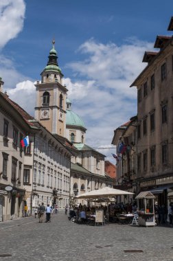 Slovenya, 24/06/2018: Ljubljana şehir manzarası 18. yüzyılda bir barok yapı tarafından yerine Katedrali, St. Nicholas Kilisesi, eski Gotik kilise Çan Kulesi Manzaralı