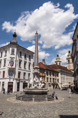 Slovenya, 24/06/2018: üç Carniolan İtalyan heykeltıraş Francesco Robba, kasaba Meydanı'nda Ljubljana Belediye Binası önünde tarafından 1751 yılında yapılan nehir Çeşmesi, Robba Çeşmesi