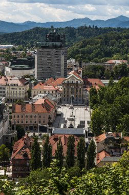 Slovenya, 24/06/2018: Ljubljana Castle Hill şehir yukarıda görülen bir ortaçağ Capuchin Manastırı kalıntıları yerinde 1821 yılında inşa edilmiş, Kongre Meydanı (Kongresni trg) havadan görünümü 
