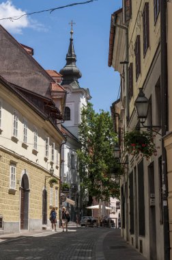 Ljubljana, Slovenya, 24/06/2018: St. Florian's Kilisesi, Roma Katolik Kilisesi Stari trg ve Gornji trg kareler 1660 yılında harap büyük yangından anısına yaptırılan görünümünü