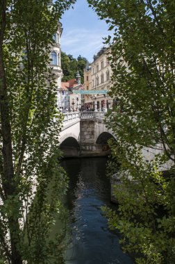 Slovenya, 24/06/2018: Ljubljana Tromostovje, Üçlü Köprü, Ortaçağ kenti ve modern kent bağlama Ljubljana nehrin üç köprü bir grup tarafından trafik kavaşağında manzarası 
