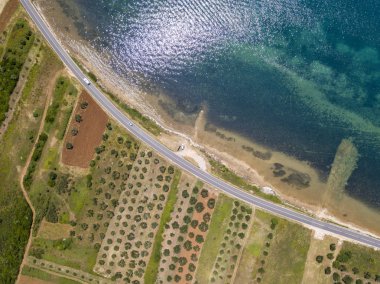 Havadan görünümü Hırvat sahil boyunca çalışan ve tarım alanları, tarlaları ve ekili alanlar geçtiği bir yol. Deniz kenarında çalışan yol. Sahil şeridi.