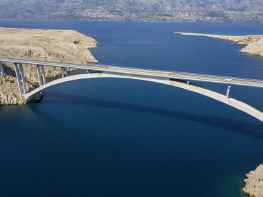 Island Pag, Hırvatistan, yollar ve Hırvat sahil Köprüsü'nün havadan görünümü. Denize bakan Cliff. Yukarıda da görüleceği köprüyü geçtikten arabalar