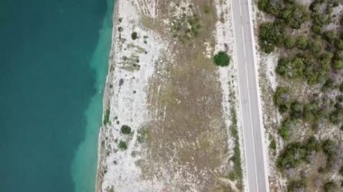 Hırvatistan Sahil dolambaçlı yollar ve koyları ile berrak deniz, hava görünümünü. Pag Island kıyıları