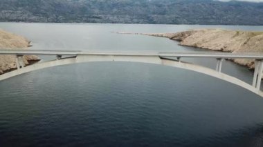 Havadan görünümü ada Pag, Hırvatistan, yolun köprü. Denize bakan Cliff. Yukarıda da görüleceği köprüyü geçtikten arabalar
