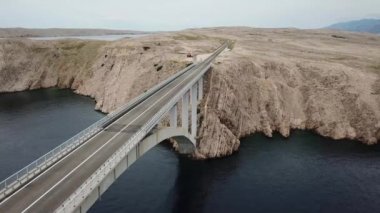 Havadan görünümü ada Pag, Hırvatistan, yolun köprü. Denize bakan Cliff. Yukarıda da görüleceği köprüyü geçtikten arabalar