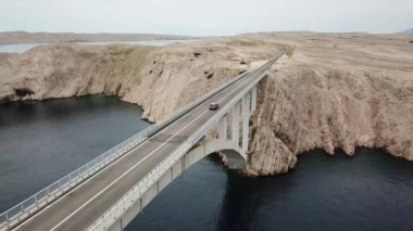 Havadan görünümü ada Pag, Hırvatistan, yolun köprü. Denize bakan Cliff. Yukarıda da görüleceği köprüyü geçtikten arabalar