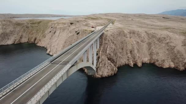 Вид Мосту Острова Паг Хорватія Дороги Скелі Видом Море Автомобілі — стокове відео