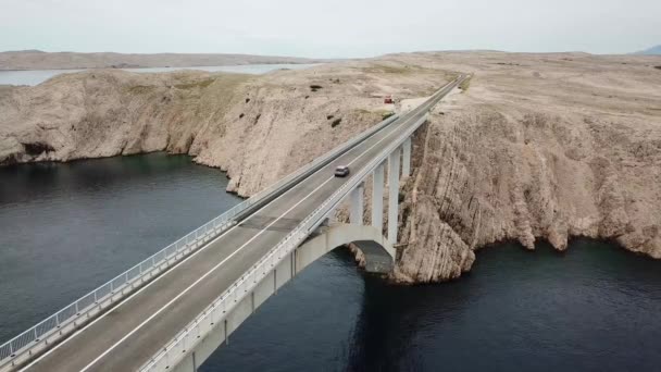 Vista Aérea Del Puente Isla Pag Croacia Carretera Acantilado Con — Vídeo de stock