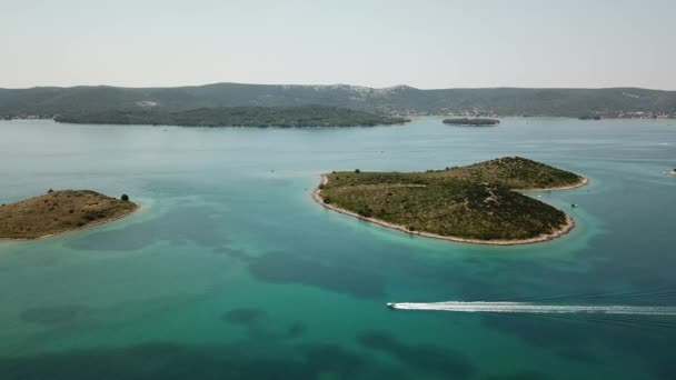 ロック愛好家 オトク島 Galesnnjak 島の中心部 クロアチアの島の形をした島の空撮 オトク島座 Zaljubljene 愛の島とも呼ばれます トレッテの市町村 — ストック動画