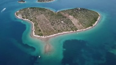 Havadan görünümü adanın severler, Otok Galesnnjak, adacık, rock kalp, Hırvatistan, adanın şeklinde. Otok za Zaljubljene, sevgi Adası olarak da adlandırılır. Torrette Belediyesi.
