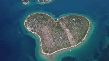 Havadan görünümü adanın severler, Otok Galesnnjak, adacık, rock kalp, Hırvatistan, adanın şeklinde. Otok za Zaljubljene, sevgi Adası olarak da adlandırılır. Torrette Belediyesi.